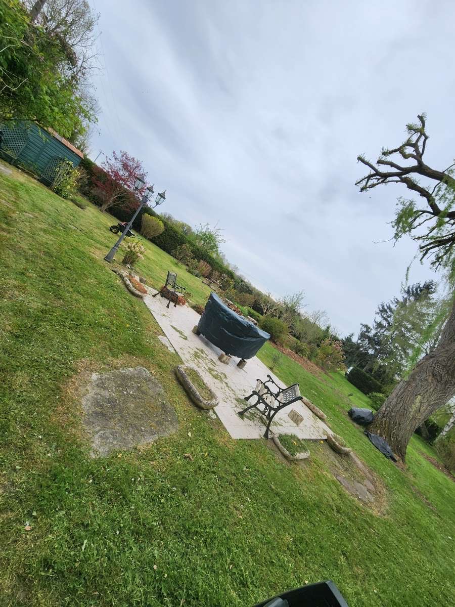 Espace terrasse avec mobilier de jardin et coin barbecue