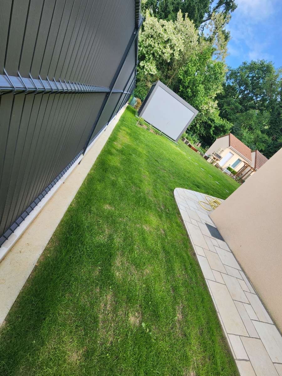 Pelouse neuve et impeccable vue depuis la terrasse par ALP Jardin