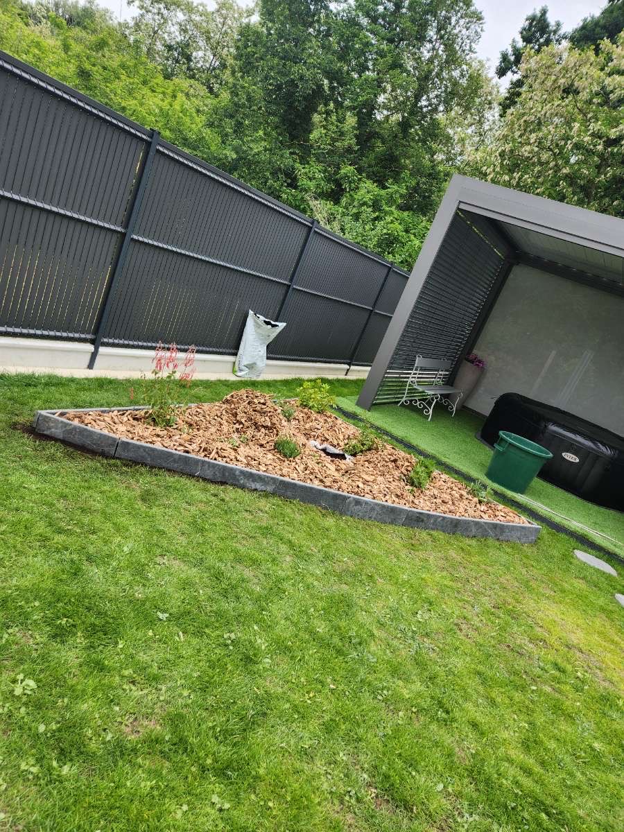 Massif paillé avec bordure sombre et petits arbustes