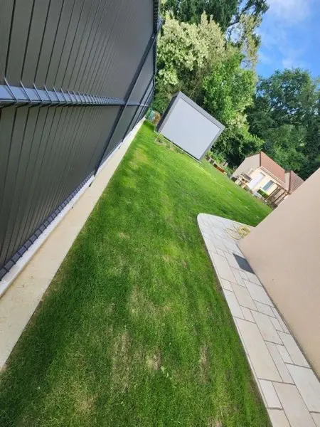 Pelouse neuve et impeccable vue depuis la terrasse par ALP Jardin
